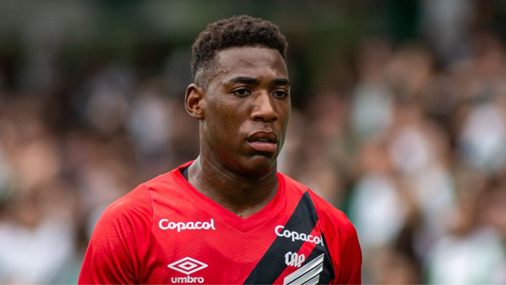 Léo ao ser expulso do Atletiba.