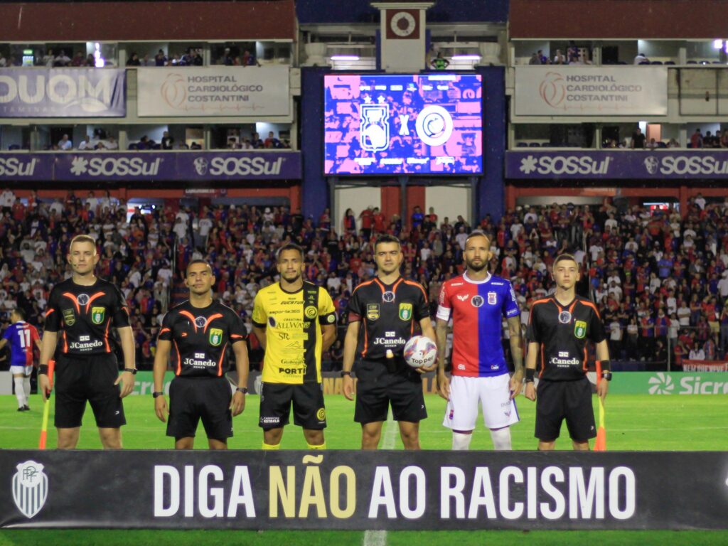 Arbitragem de Paraná x Cascavel. Foto: Luiz Delgado/Agência F8/Gazeta Press