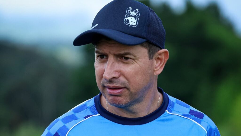 Tcheco, técnico do Paraná Clube, foi denunciado pelo TJD.