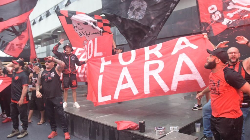 torcida-athletico-protesto-marcio-lara