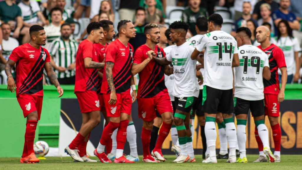 Jogadores de Athletico e Coritiba foram punidos. Foto: Luis Garcia/AGIF/Icon Sport.