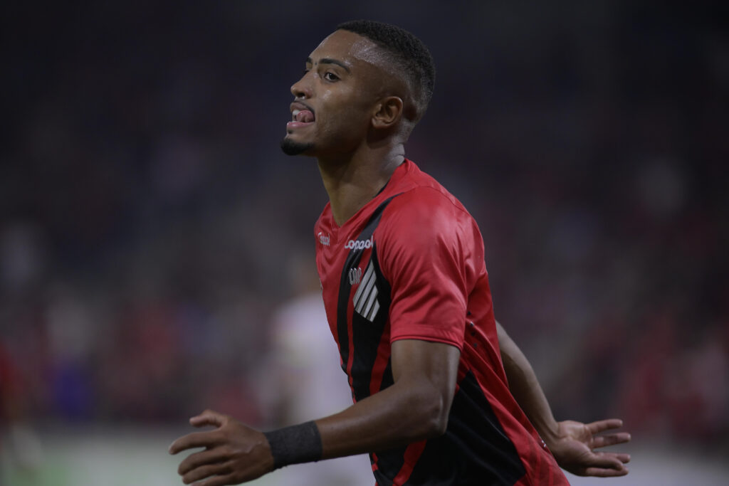 Leozinho, ex-jogador de futsal, marcou no primeiro jogo como titular com a camisa rubro-negra.