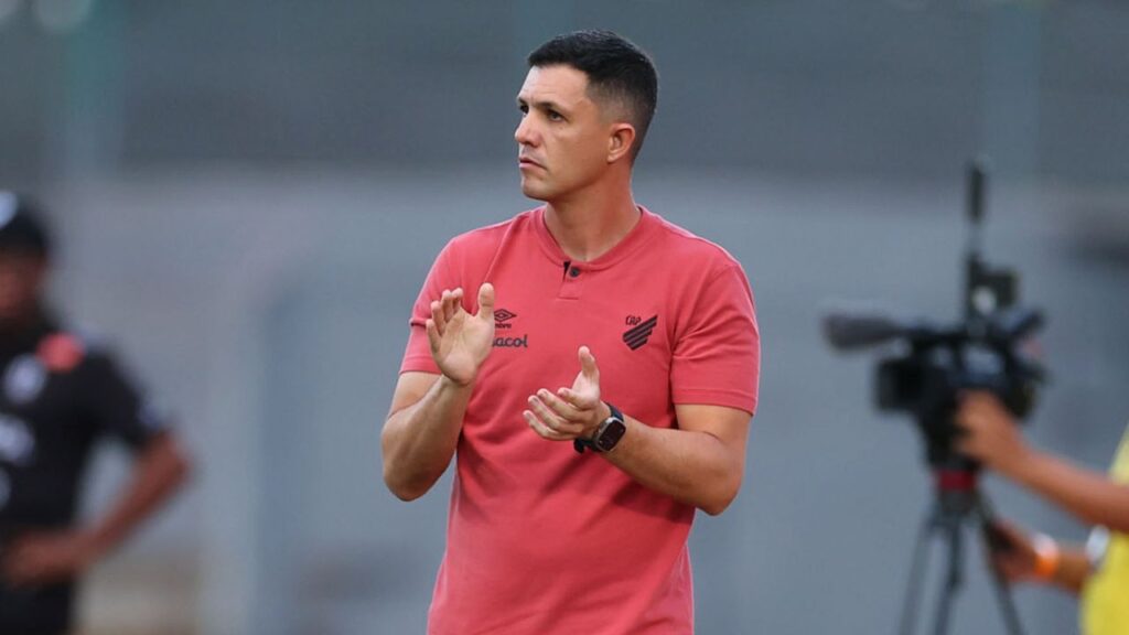 Maurício Barbieri no jogo entre Maringá e Athletico.