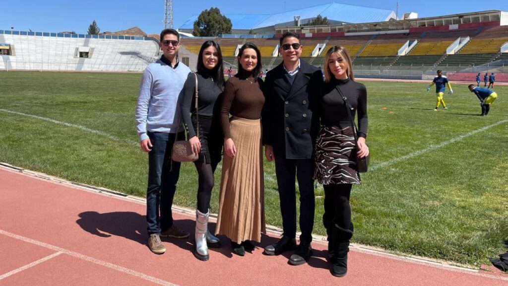 Paulo Folster (de preto) e sua família.