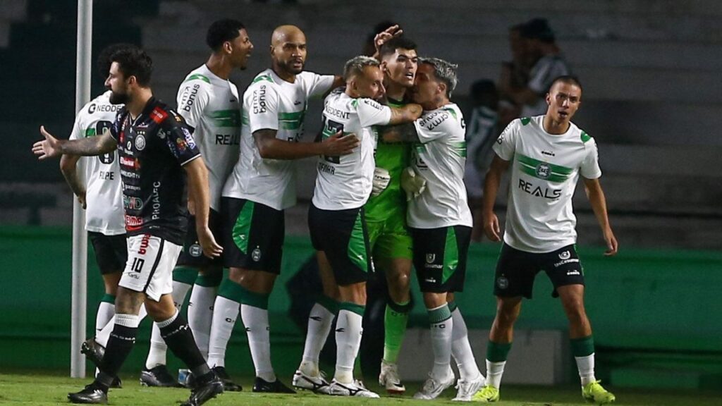 Morisco defende primeiro pênalti pelo Coritiba. Foto: Geraldo Bubniak/Gazeta Press.