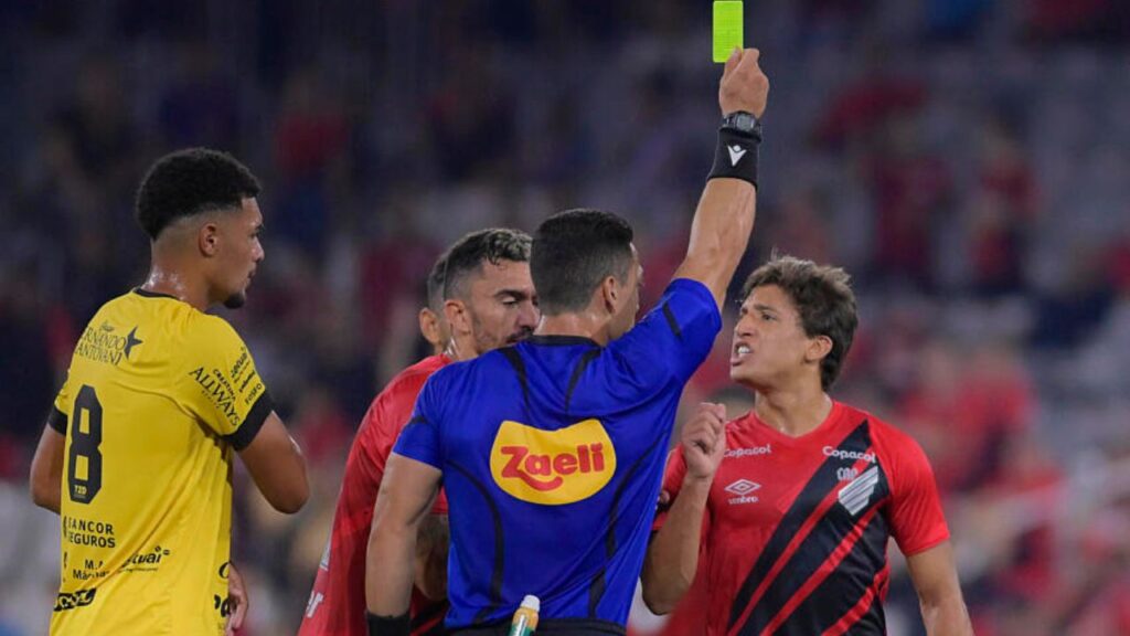 Athletico reclamou da arbitragem, perdeu pênalti e não superou o Cascavel. Foto: IconSport