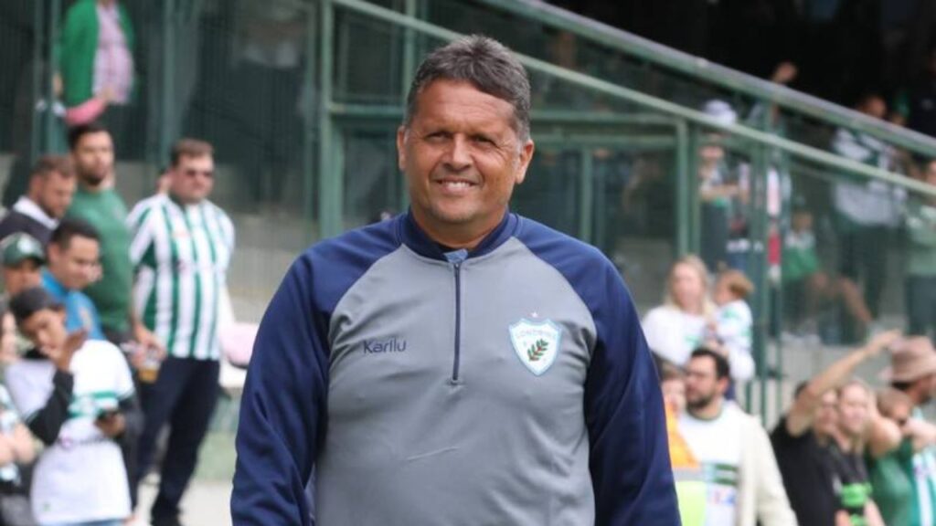 Claudinei Oliveira é o técnico do Londrina.