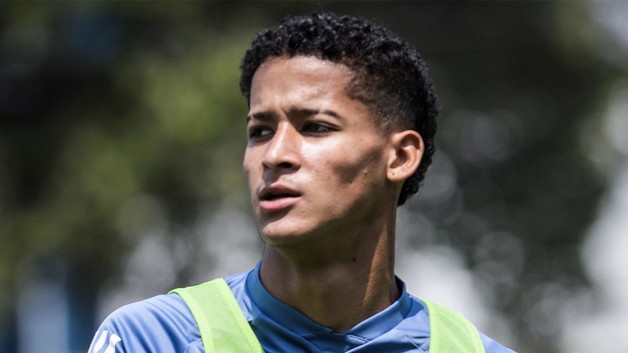 Athletico e Cruzeiro acertam troca de zagueiro gringo por promessa
