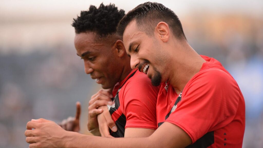 Palacios marcou para o Athletico diante do Londrina. Foto: Henrique Campinha/ Agif/Gazeta Press.