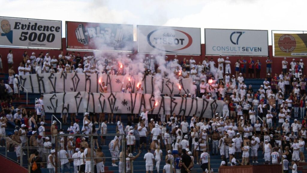 Torcida do Paraná Clube protestou com faixas de protesto. Foto: João Heim/Zimel Press/Gazeta Press.