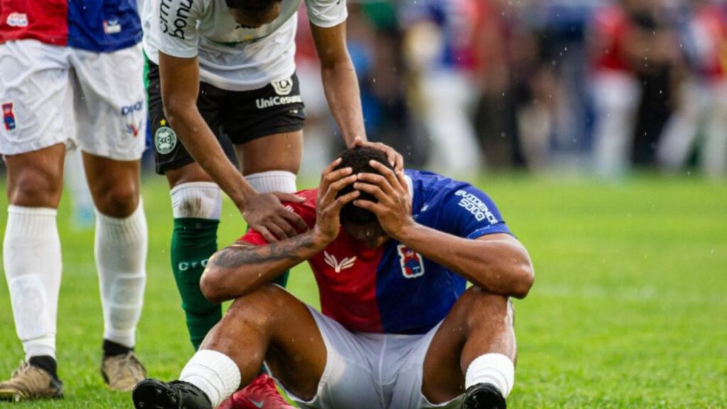 Paraná já entrou em campo rebaixado contra o Coritiba. Foto: IconSport.