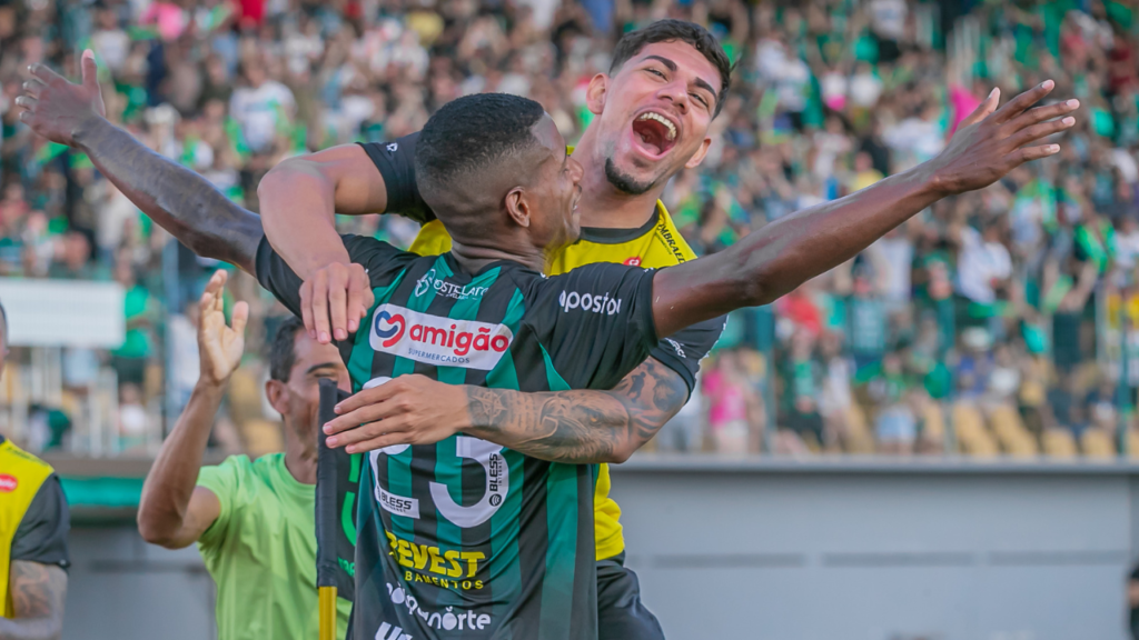 Maringá abriu 2 a 0 sobre o Coritiba no confronto das quartas