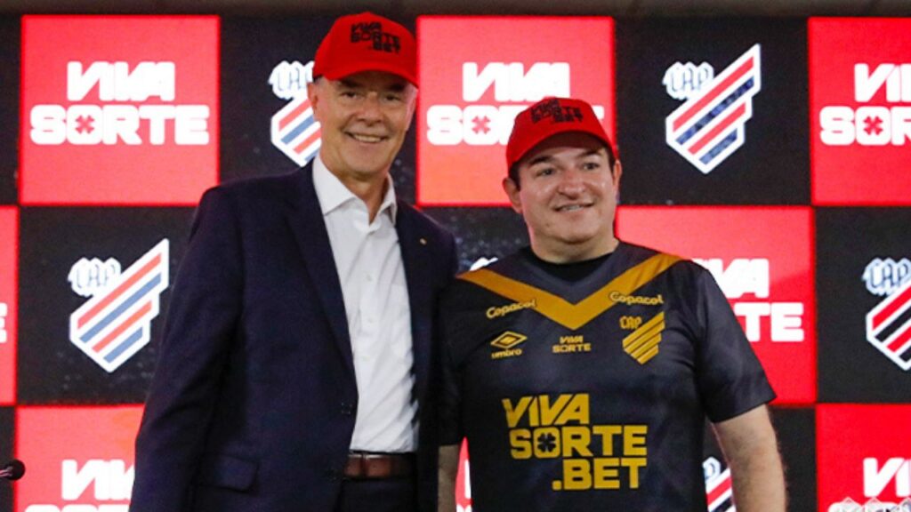 Renato Ambrosio com a camisa do Athletico.