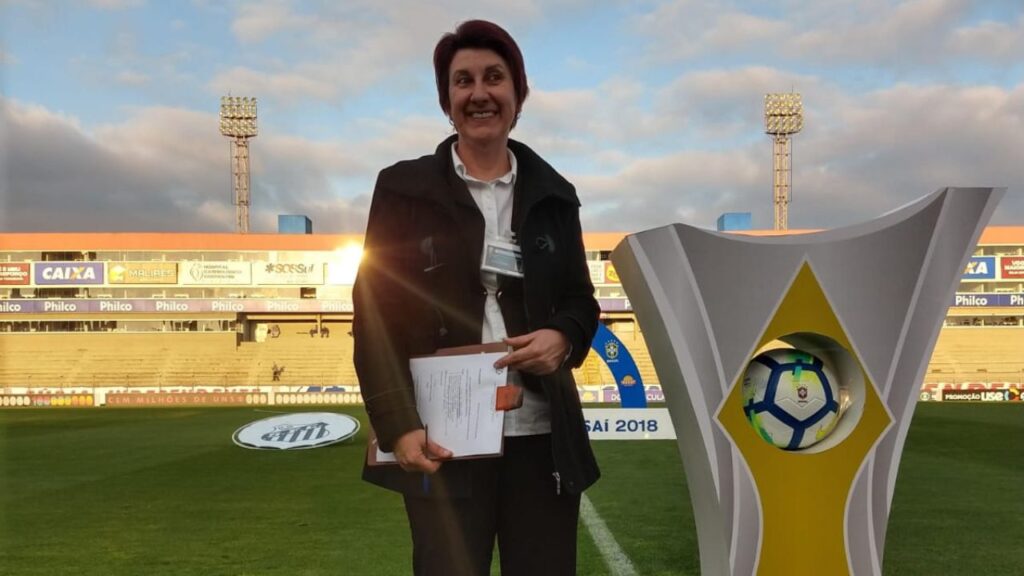 Silvia em jogo do Paraná na Vila Capanema, em 2018. Foto: Arquivo pessoal.