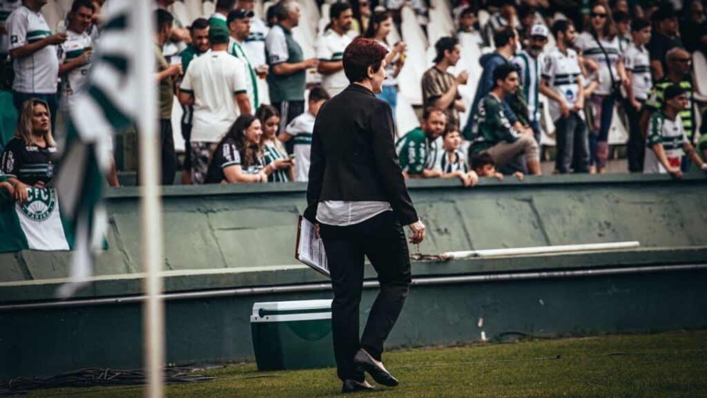 Silvia em jogo do Coritiba. Créditos: Wesley Carvalho/FPF