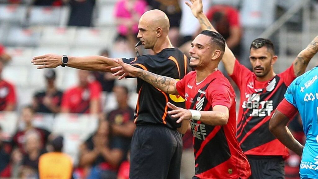 VAR atuou a favor do Athletico diante do Azuriz. Foto: Geraldo Bubniak/AGB/Gazeta Press.