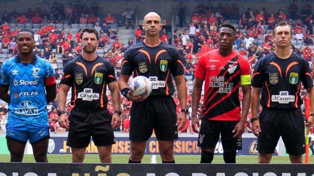Equipe de arbitragem de Athletico x Azuriz. Foto: Luiz Delgado/Agência F8/Gazeta Press.
