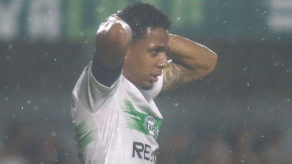 Thalisson lamenta eliminação para o Maringá