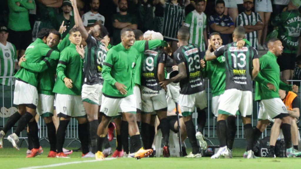 Maringá vai enfrentar o Athletico nas semifinais. Foto: Robson Mafra/AGIF/Icon Sport.