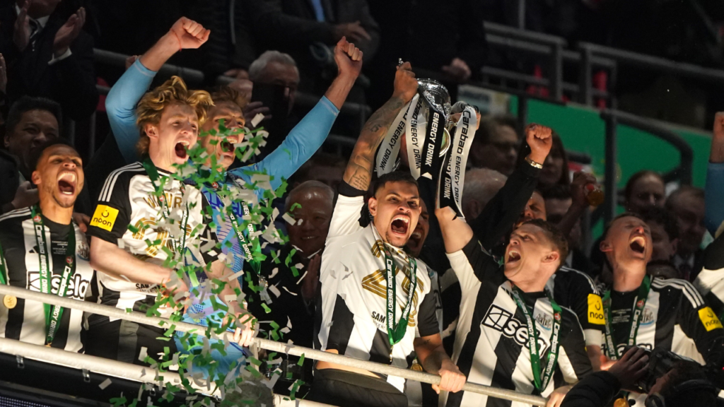 Bruno Guimarães levanta taça histórica para o Newcastle