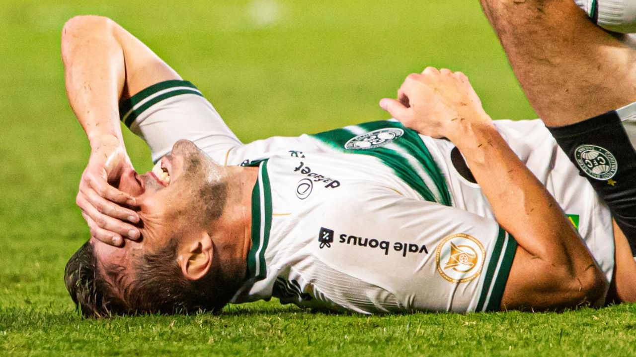 Ídolo do Coritiba relembra rebaixamento com a SAF: "Não deram a cara para bater"