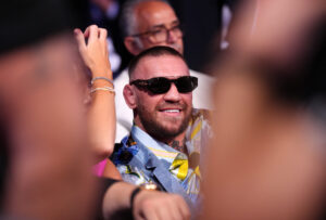 Vídeo mostra Conor McGregor surtando em boate e agredindo outro homem