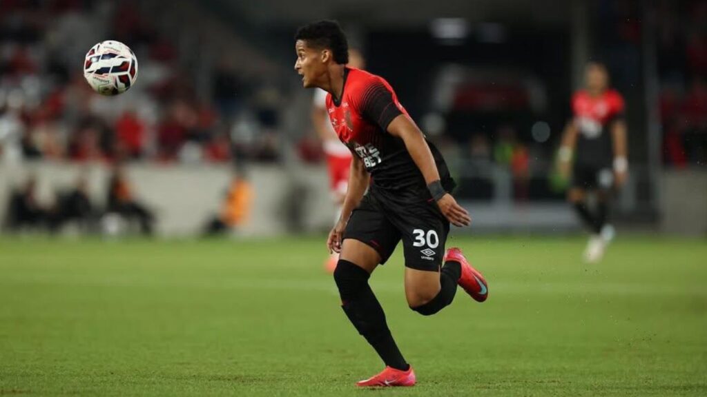 Tevis recebe elogios após assistência na estreia pelo Athletico na Série B