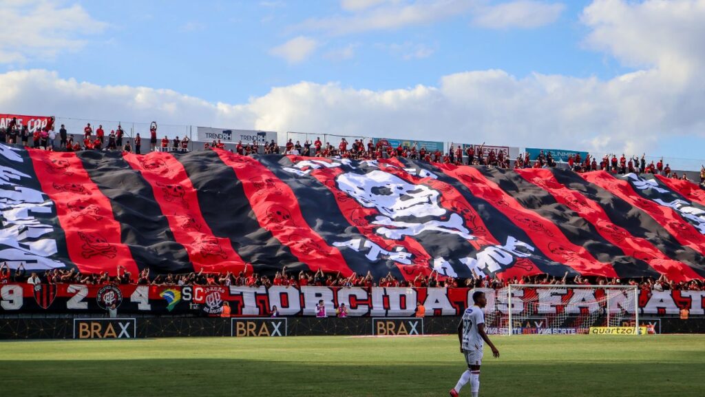 athletico torcida alvo técnico maurício barbieri