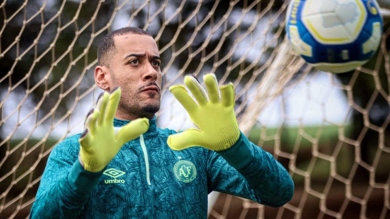 Campeão pelo Athletico, goleiro da Chapecoense relembra relação com Petraglia