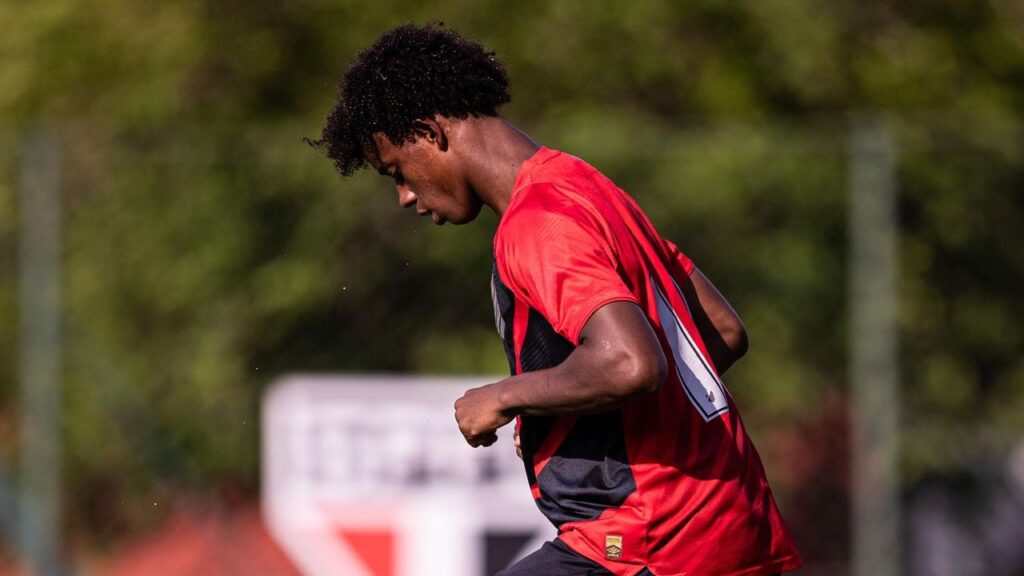 atacante-bruninho-athletico-contrato-profissional