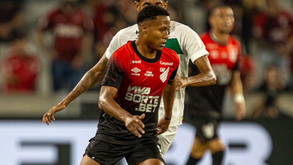 athletico atacante isaac desculpas torcida