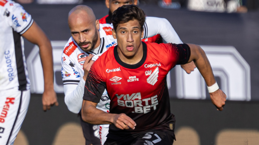 João Cruz, meia do Athletico, na partida contra o Operário