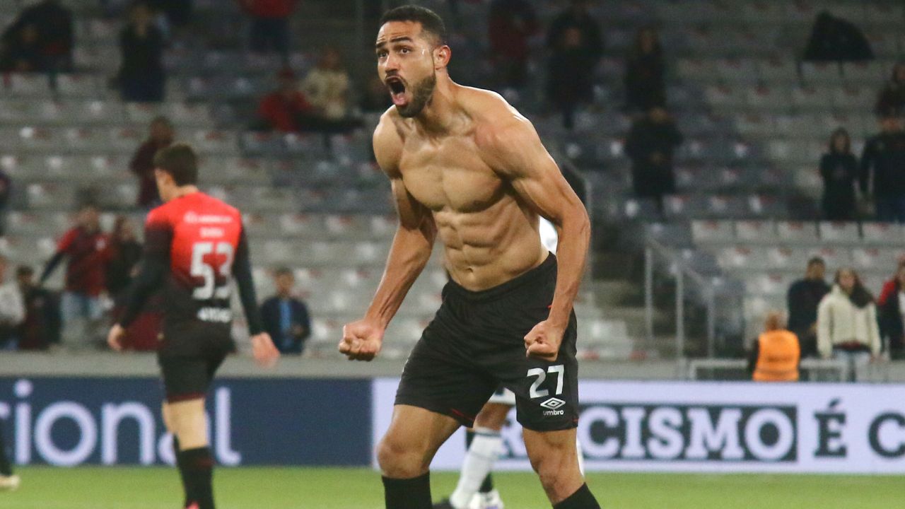 O acaso voltou a jogar pelo Athletico. A Baixada vive noite de loucura