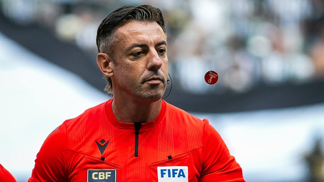 Árbitro do Atletiba, Raphael Claus acumula polêmicas em jogos de Athletico e Coritiba