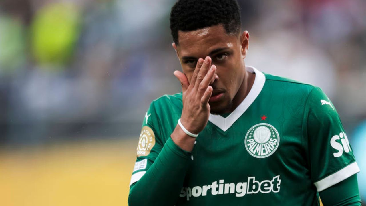 “Vergonhoso”: Vitor Roque tenta cavar pênalti, é substituído e torcida não perdoa