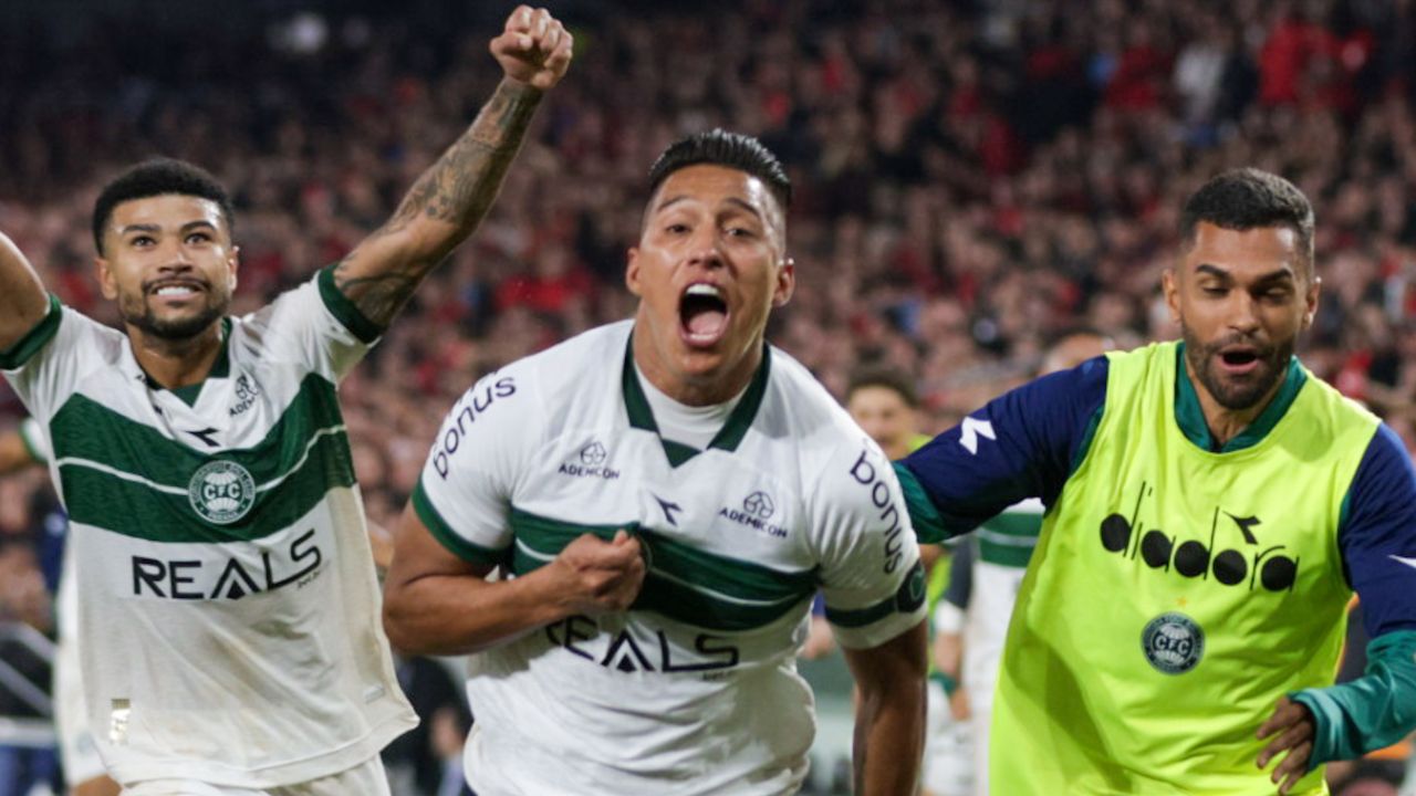 Com golaço, Coritiba bate Athletico, cala Arena da Baixada e vira líder da Série B