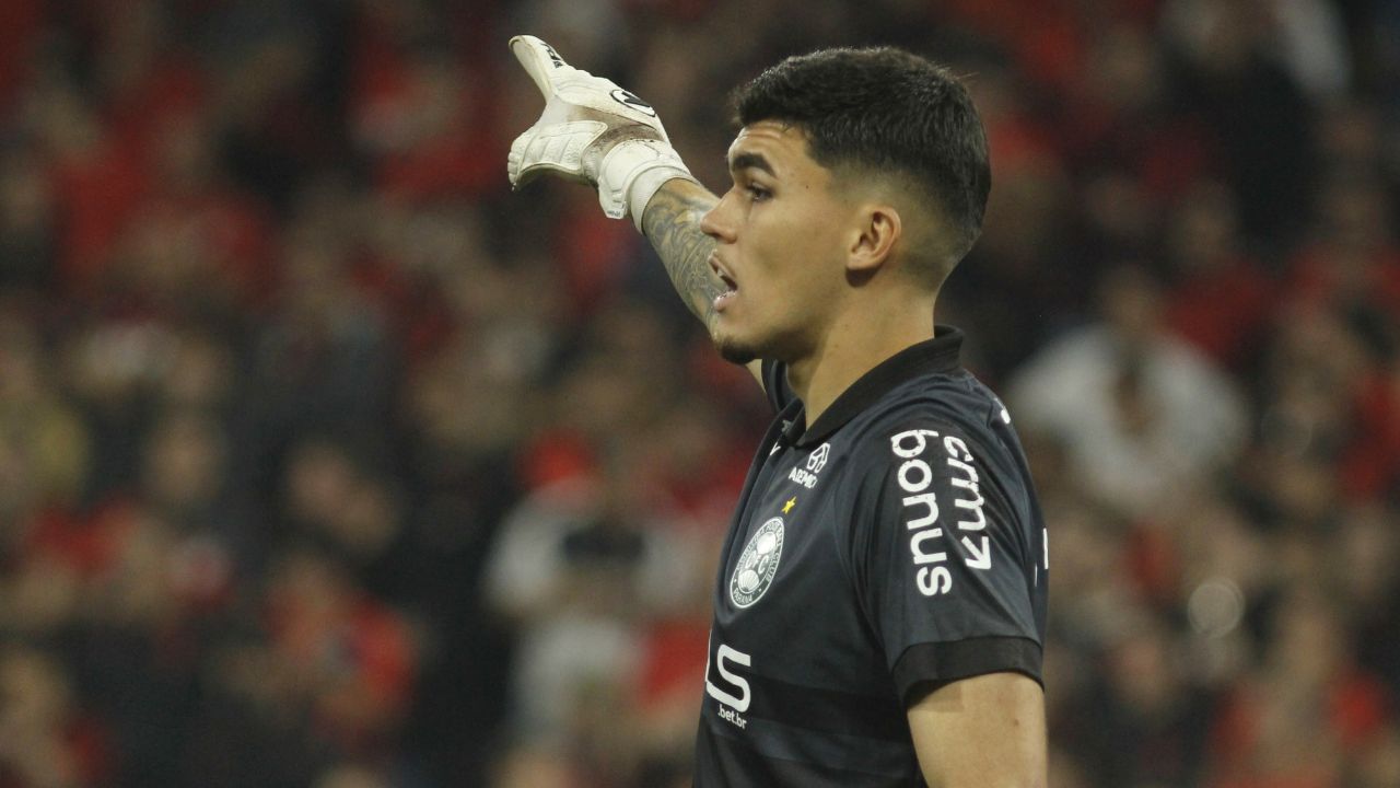 “Fui pouco exigido”: Goleiro do Coritiba aponta motivo para vitória sobre o Athletico
