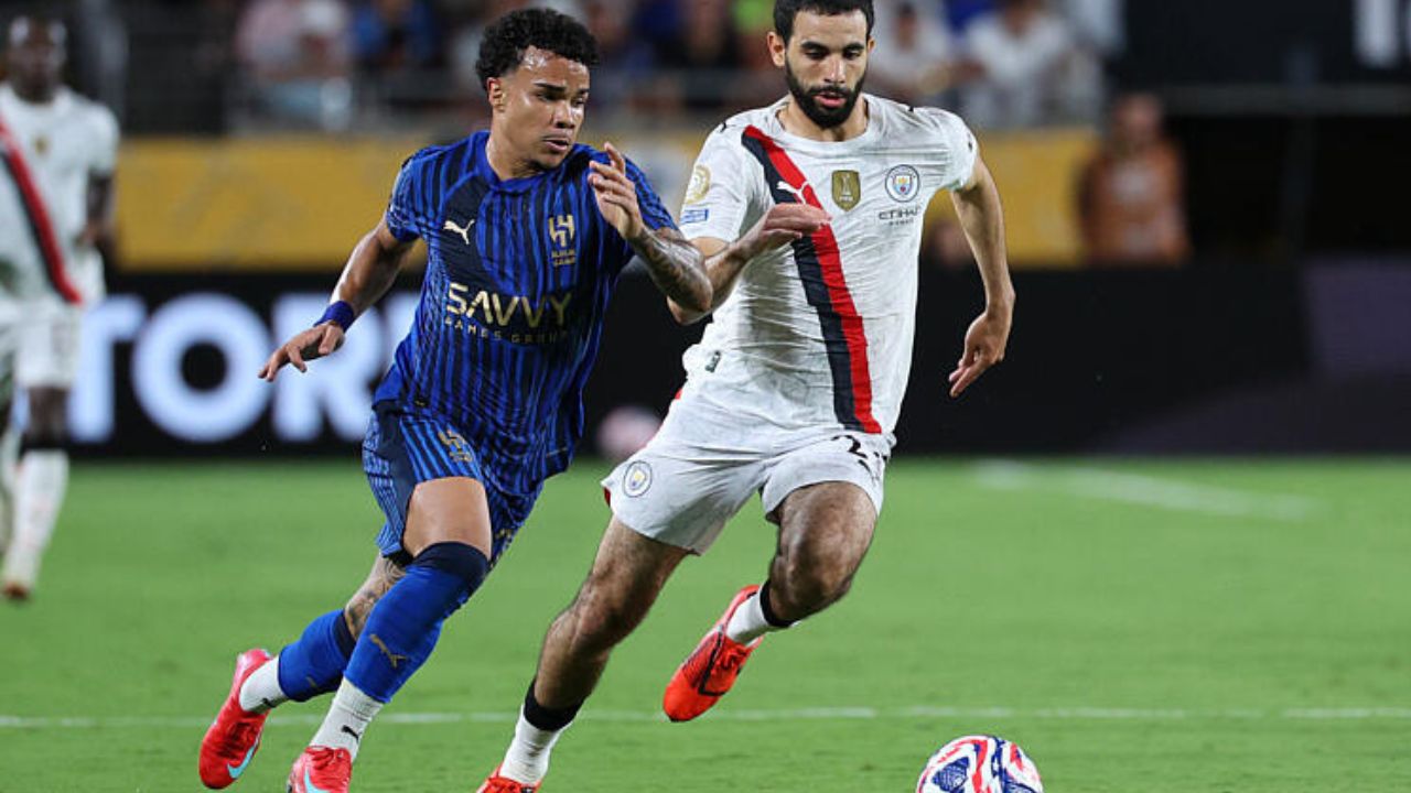 Após tripudiar Athletico, Kaio César comemora classificação do Al-Hilal com camisa do Coritiba