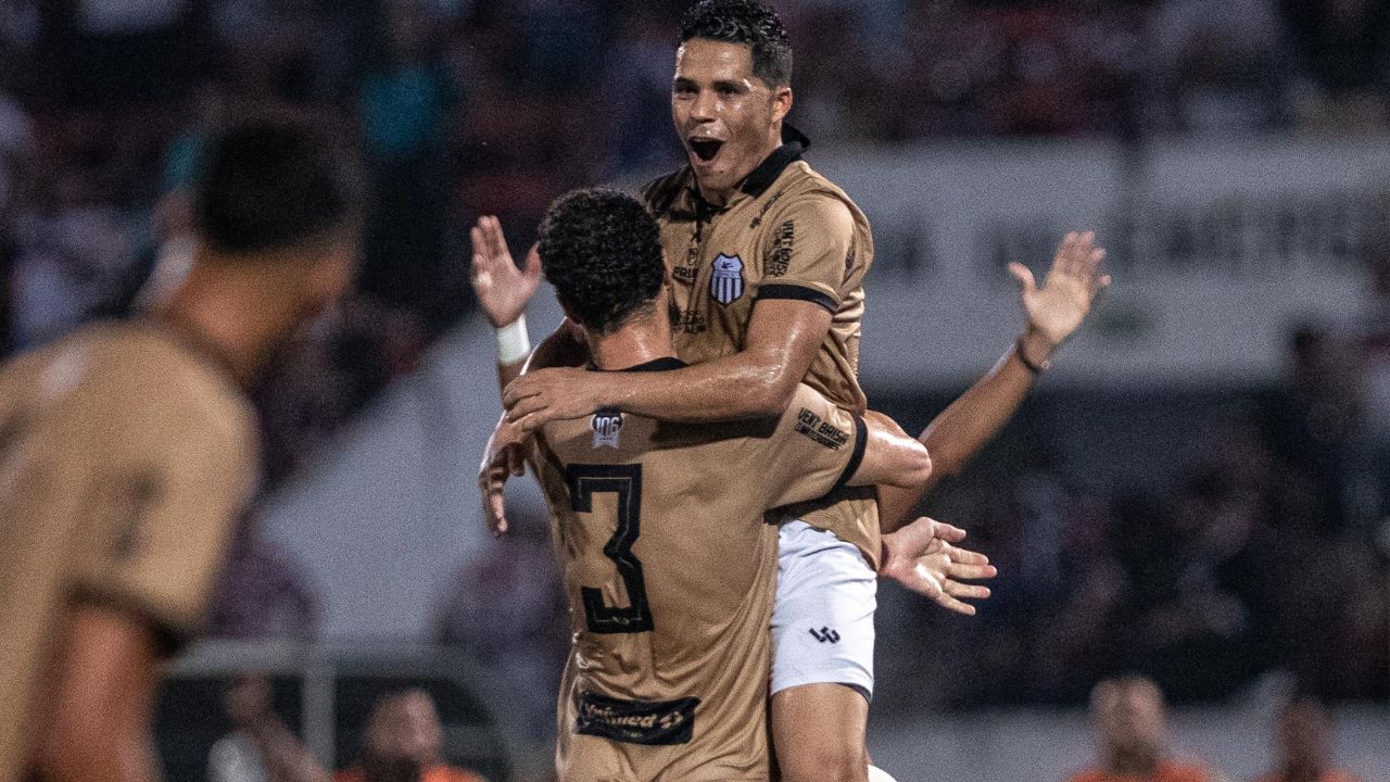 Cria do Corinthians, atacante ex-Paraná perde gol incrível e viraliza