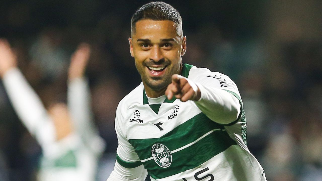Coritiba vence com brilho de atacante e assume a liderança da Série B