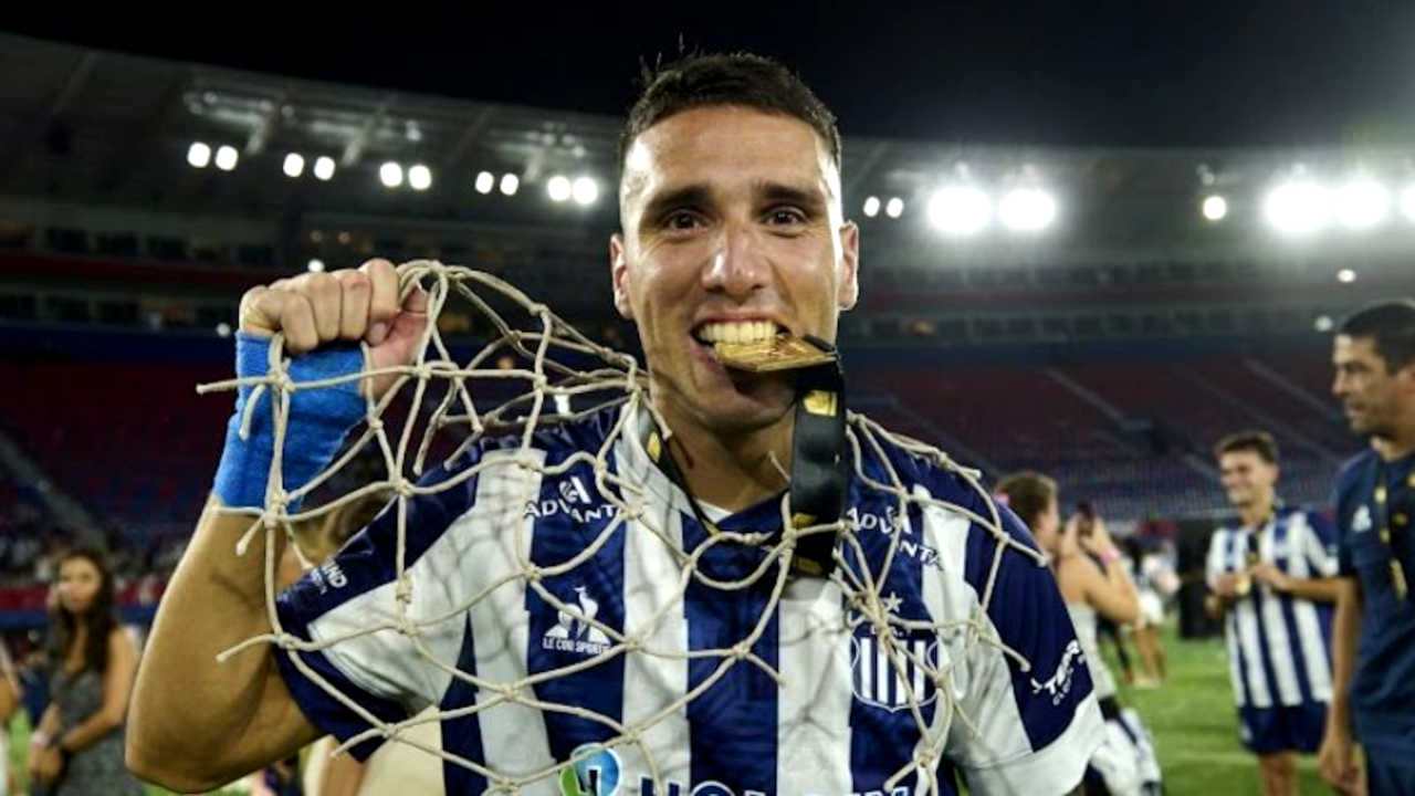 Novo lateral do Athletico chega a Curitiba e já está no CT do Caju