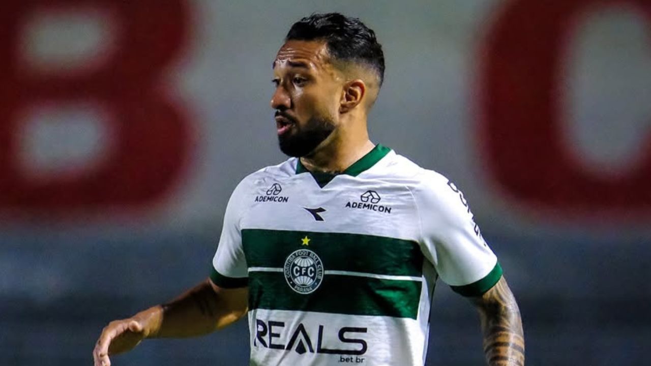 Coritiba sofre, mas vence com pênalti no fim e segue líder da Série B