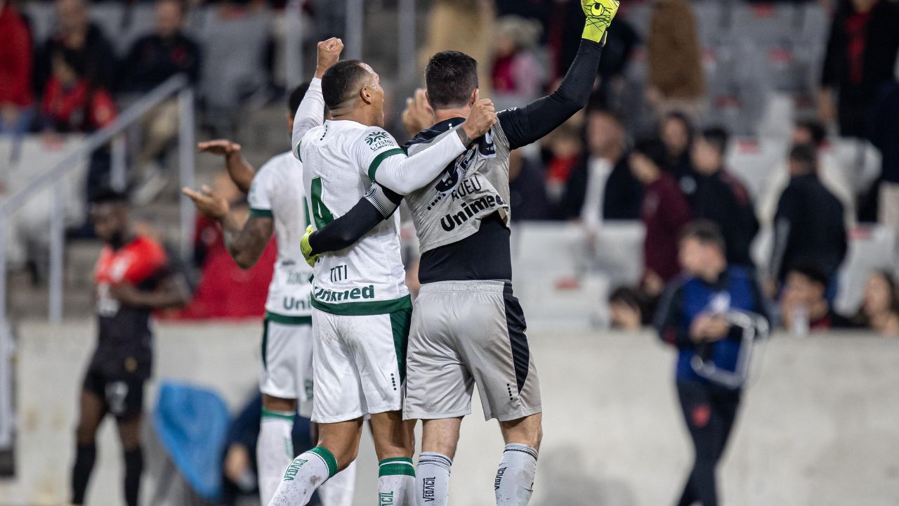 Cria do Coritiba, algoz do Athletico celebra marca histórica na Arena: “Cenário perfeito”