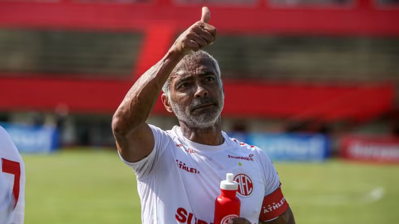 Goleiro ex-Coritiba salva clube de Romário do rebaixamento