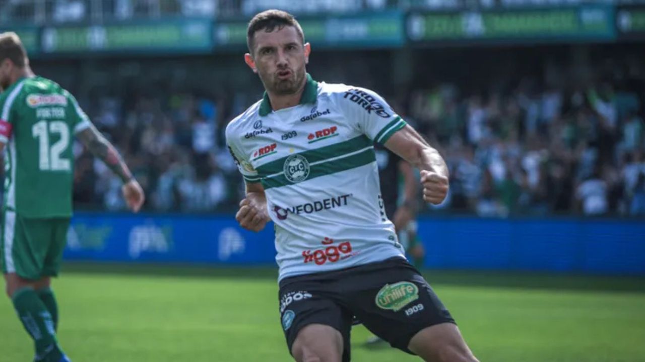 Ex-Coritiba de R$ 768 milhões bate recorde no exterior