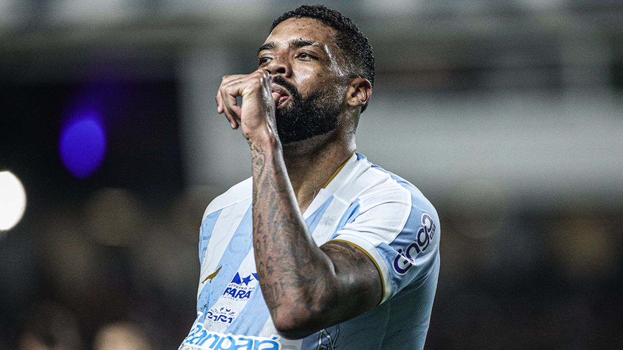 Atacante envolvido em treta no Coritiba aplica lei do ex no Couto Pereira