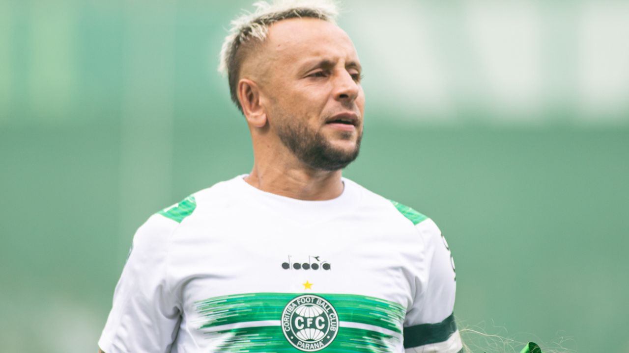 Rafinha anuncia aposentadoria após saída polêmica do Coritiba