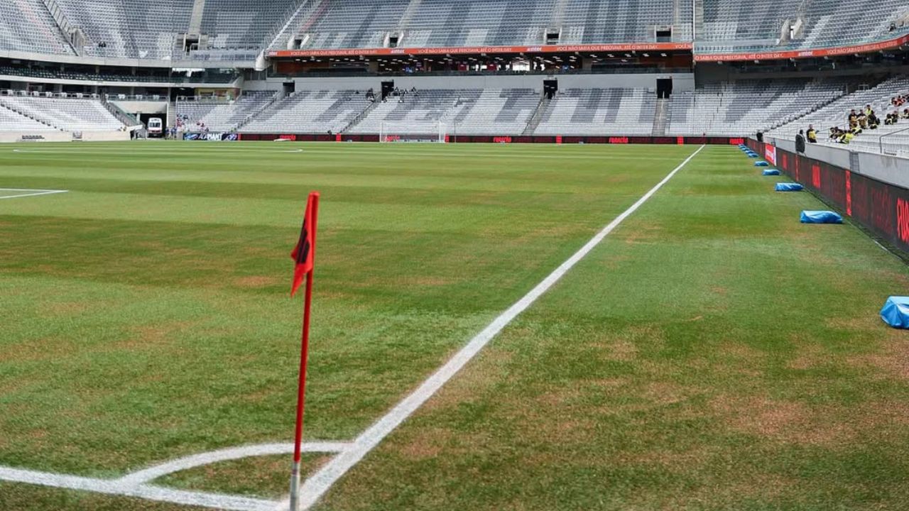 Jogadores do Athletico estão insatisfeitos com gramado da Arena da Baixada