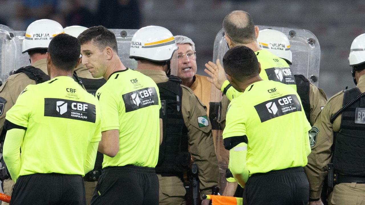 Inconformado com pênalti, Athletico quer árbitros fora do futebol profissional