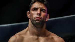 Com ajuda de treinador curitibano, lenda do jiu-jítsu estreia no UFC